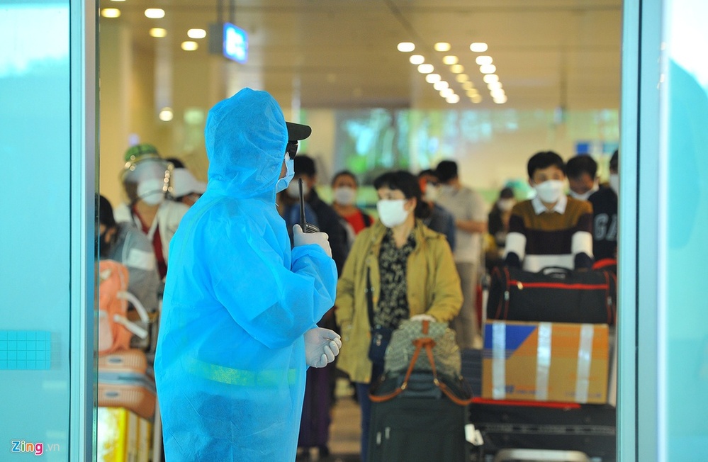 
Đội ngũ y tế cùng nhân viên hàng không tiến hành sàng lọc đối với khách nhập cảnh Việt Nam ngay tại sân bay (Ảnh minh họa: Zing)