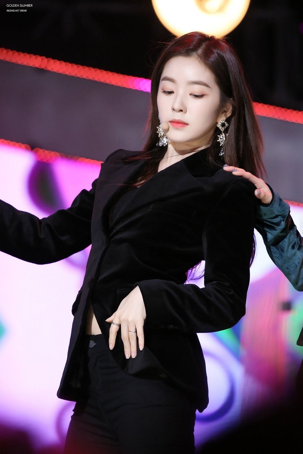  
Irene nổi bật visual với suit đen (Ảnh: REDVELVETSSNFG).