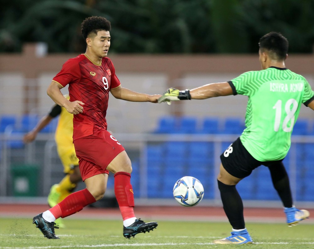  
Hà Đức Chinh 4 lần đánh bại thủ môn của U22 Brunei ở SEA Games 30 (Ảnh: VFF)