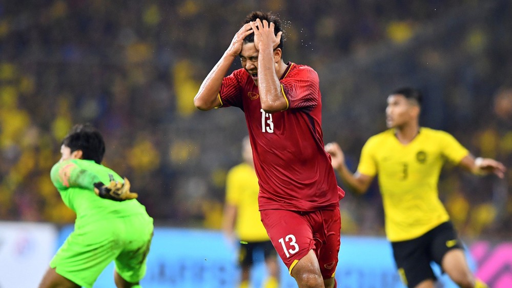  
Hà Đức Chinh trong trận chung kết lượt đi của AFF Cup 2018 gặp Malaysia (Ảnh: bongda.com)