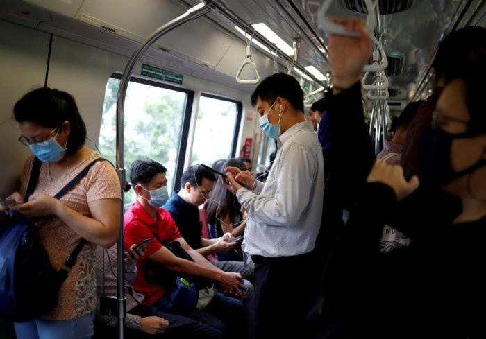  
Người dân Singapore đeo khẩu trang khi đến nơi đông người (Ảnh: Reuters)
