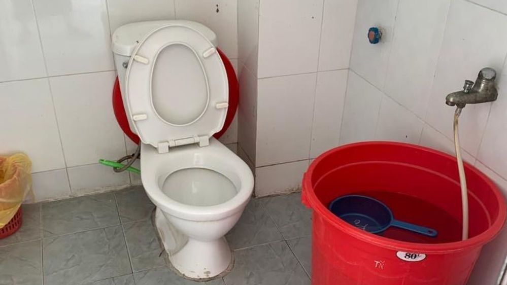  
2 người này phản ánh nhà vệ sinh bẩn thỉu. (Ảnh: Sky News)