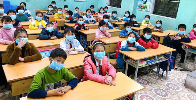  
Học sinh đeo khẩu trang trong lớp để phòng dịch (Ảnh: 24h)