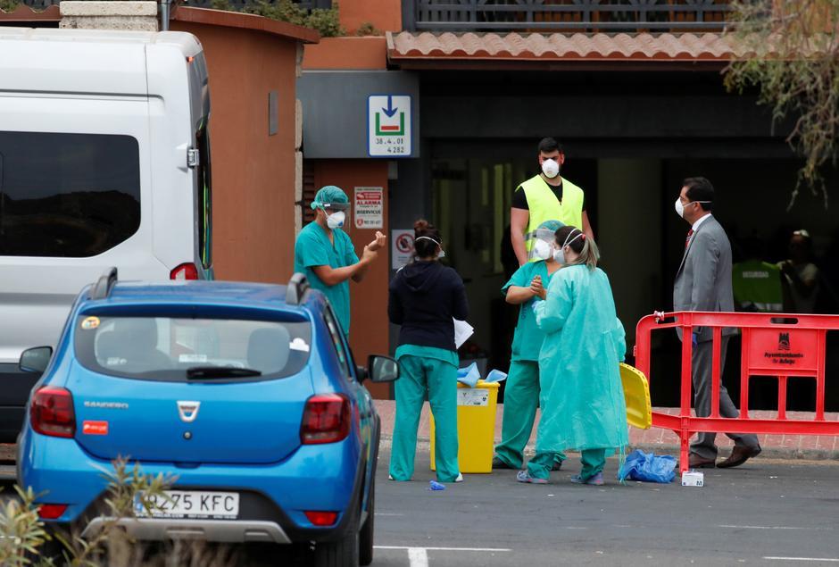  
Các nhân viên y tế tại Tây Ban Nha làm việc tích cực để ngăn ngừa sự lây lan của virus. (Ảnh: Daily Mail).