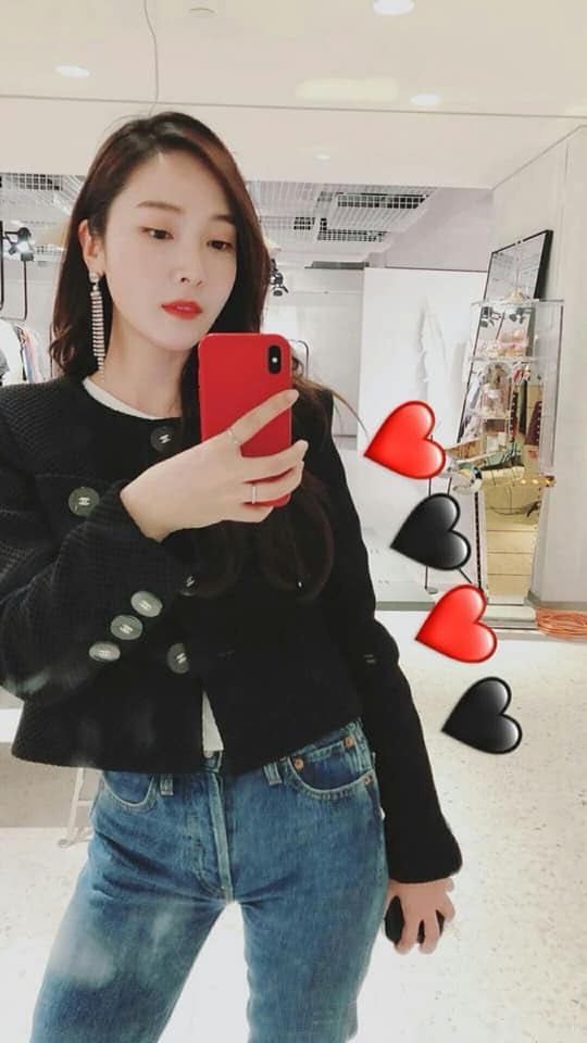  
Công chúa băng giá - Jessica Jung có bức selfie thu hút sự chú ý nhờ cách set đồ cá tính và sự tương phản giữa chiếc áo đen và ốp điện thoại đỏ. (Ảnh: Instagram NV)