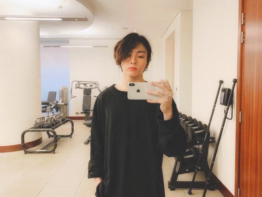  
Jungkook (BTS) để kiểu tóc trông lãng tử, nhân dịp selfie khoe luôn khoảnh khắc tập gym. (Ảnh: Instagram NV)