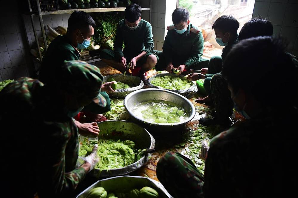  
Chiến sĩ trung đoàn 123 phục vụ bữa ăn ở khu cách ly tại Lạng Sơn (Ảnh: Vnexpress)