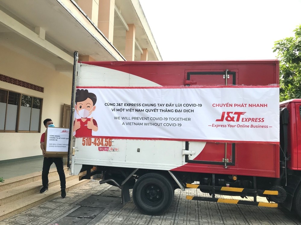  
Xe tải J&T Express chở khẩu trang y tế đến tặng Bệnh viện Dã Chiến tại huyện Củ Chi.