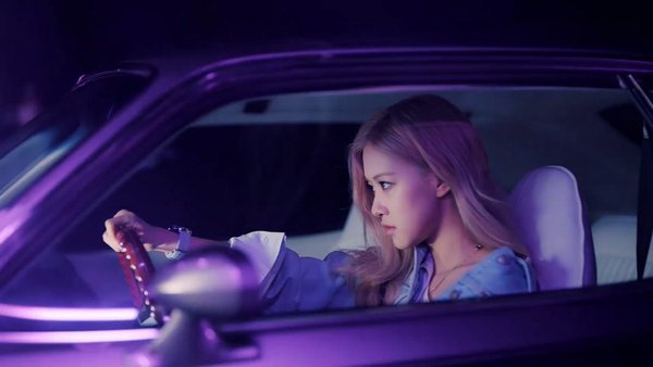  
Rosé được lái xe trong MV Kill This Love, nhưng chỉ ngồi cho đẹp (Ảnh: chụp màn hình).