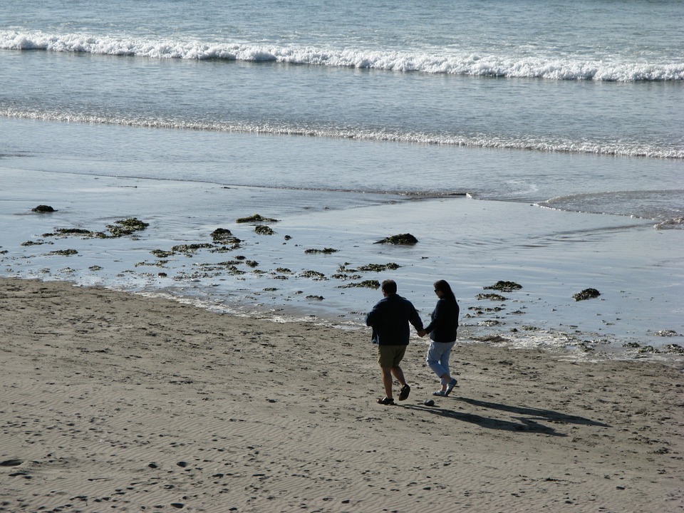  
Thanh niên bị phạt khi cầu hôn tại bãi biển đóng cửa vì Covid-19. (Ảnh minh hoạ: Pixabay)