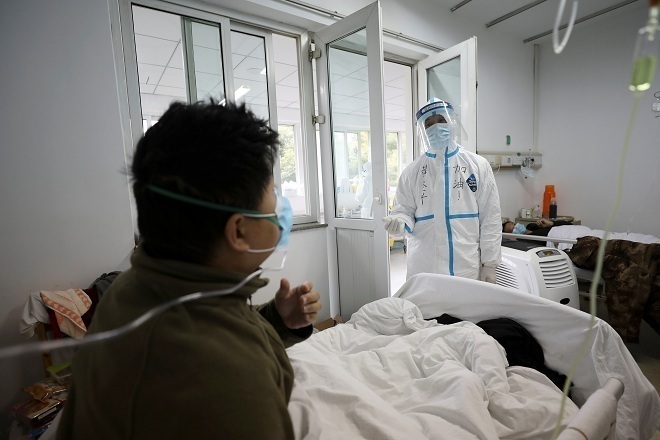  
Người tự nguyện nhiễm virus Corona phục vụ thí nghiệm hưởng lương hấp dẫn. (Ảnh minh họa: Reuters)