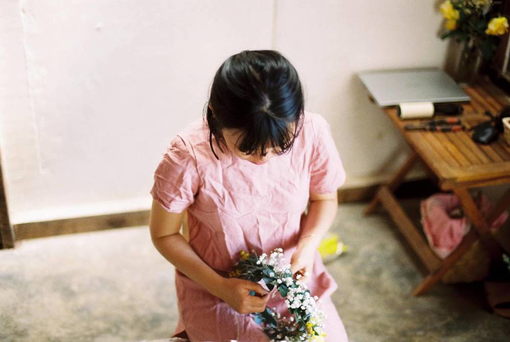  
Cô dâu đang tự tay làm hoa cho lễ cưới.