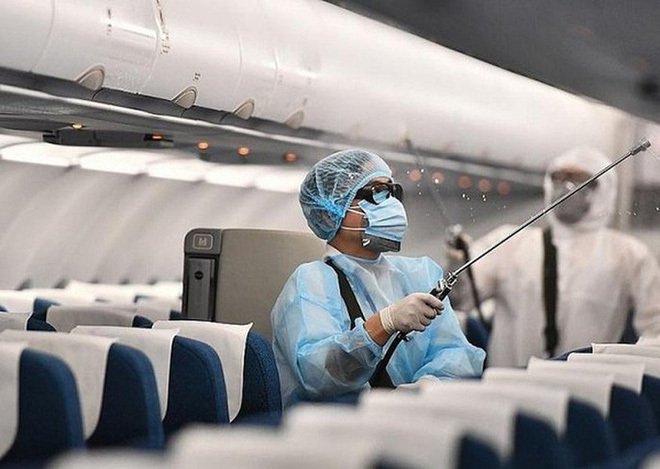  
Chiếc máy bay có người nhiễm bệnh được tiến hành phun khử trùng (Ảnh: ANTĐ)