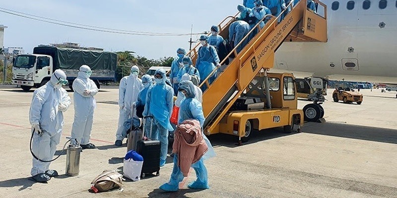  
Hành khách trở về từ Hàn Quốc được phun khử khuẩn hành lý khi xuống máy bay (Ảnh: VNExpress)