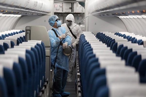  
Hãng hàng không tiến hành khử trùng máy bay để phòng chống sự lây nhiễm của dịch bệnh (Ảnh: VNA)