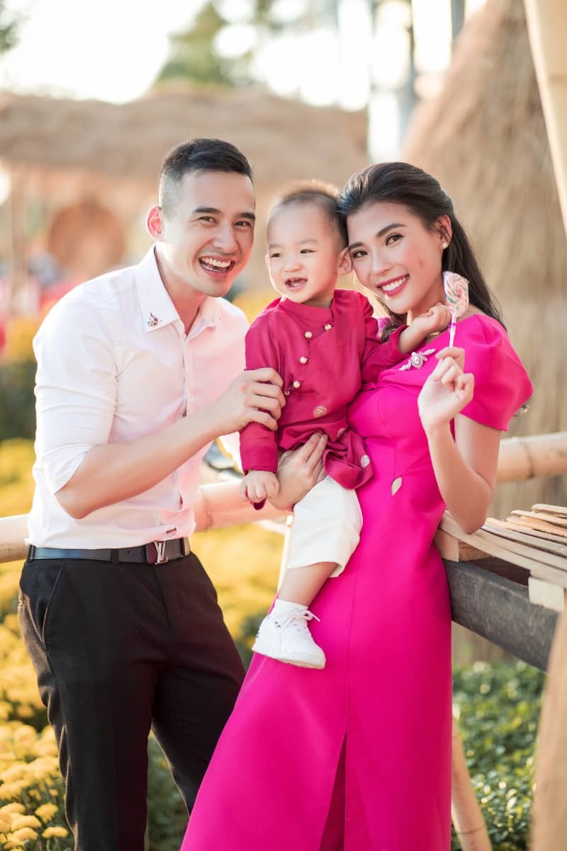  
Bảo Bảo đáng yêu, cười tươi chụp cùng bố mẹ trong dịp tết Nguyên đán 2020. (Ảnh: NVCC) - Tin sao Viet - Tin tuc sao Viet - Scandal sao Viet - Tin tuc cua Sao - Tin cua Sao