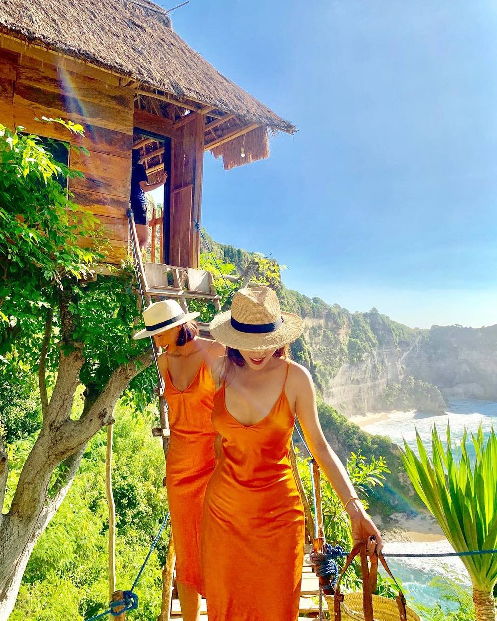  
Cặp sao diện váy lụa tông cam đi du lịch hồi giữa 2019. (Ảnh: Instagram nhân vật)