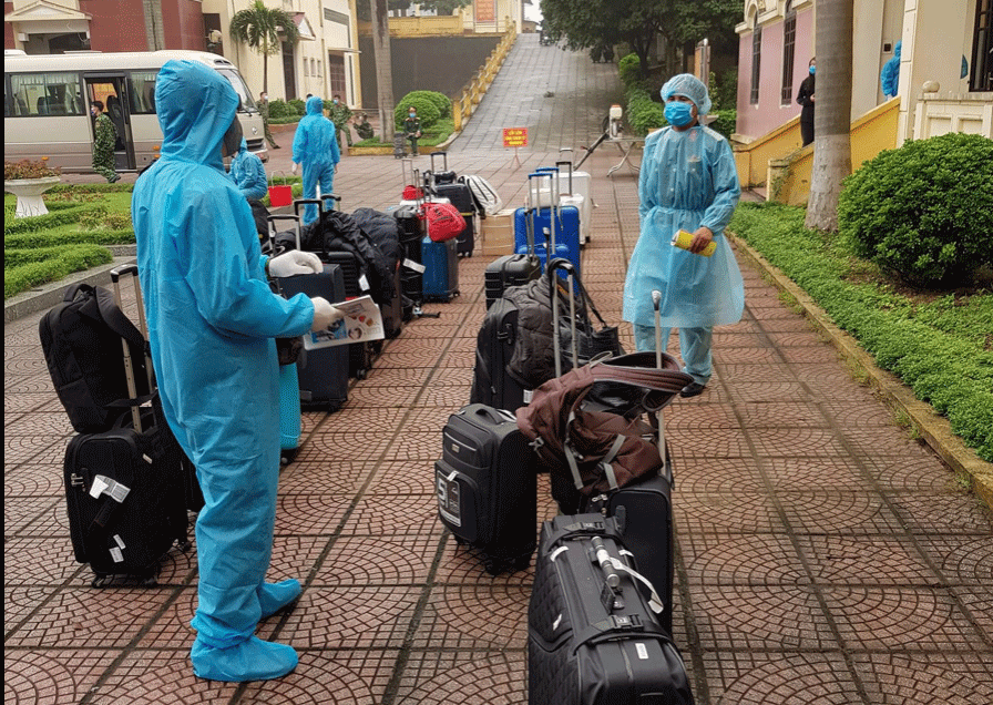  
Hành lý của những người đến cách ly cũng được phun khử trùng (Ảnh: Tintuc.net)