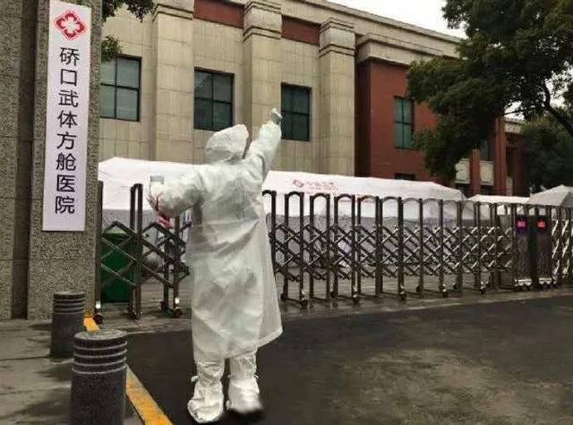  
Bác sĩ phấn khởi trong ngày Vũ Hán đóng cửa bệnh viện dã chiến. (Ảnh: Sina)