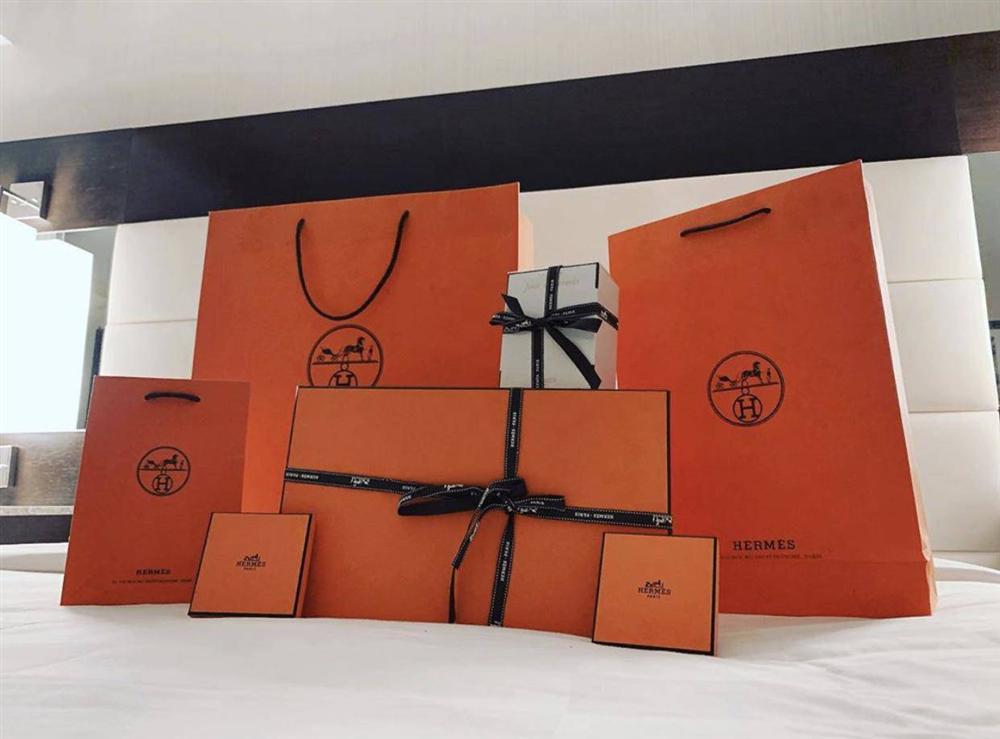  
Hình ảnh nhiều hộp Hermes xếp chồng được Hari Won đăng tải với caption "Cảm ơn A Xìn". (Ảnh: Instagram nhân vật)