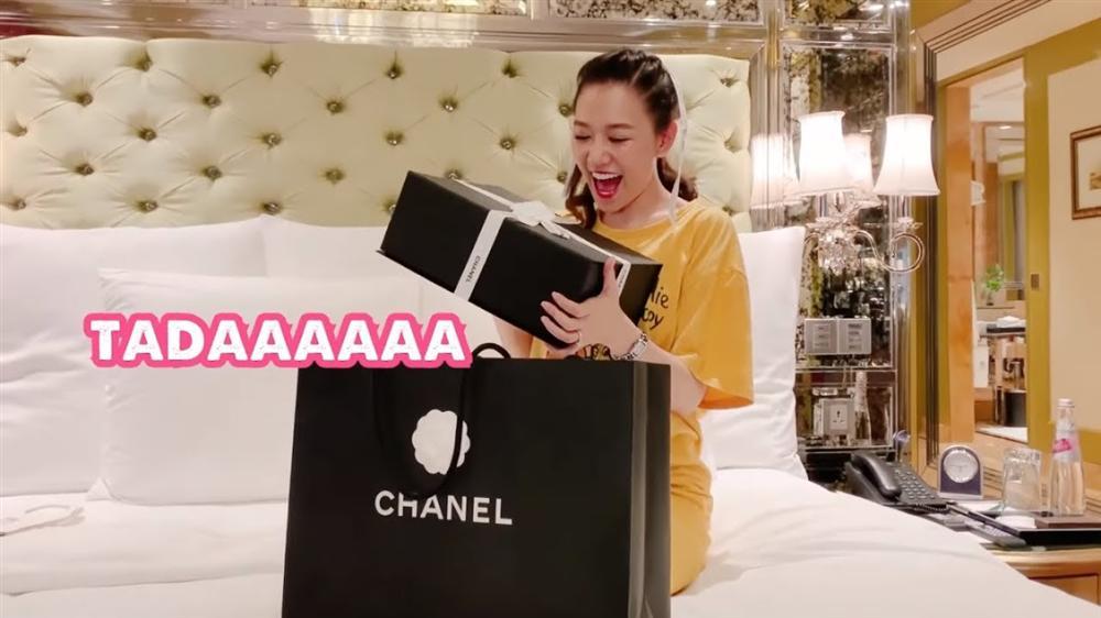  
Trong sinh nhật vừa rồi, Trấn Thành cũng cho bà xã "đập hộp" túi xách hơn 100 triệu của Chanel và chiếc card đựng thẻ có giá không dưới 20 triệu đồng. (Ảnh: Chụp màn hình)