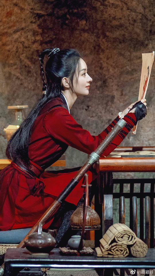  
Triệu Lệ Dĩnh xinh đẹp trong tạo hình của Chu Phỉ diện bộ đỏ bắt mắt. (Ảnh: Weibo).