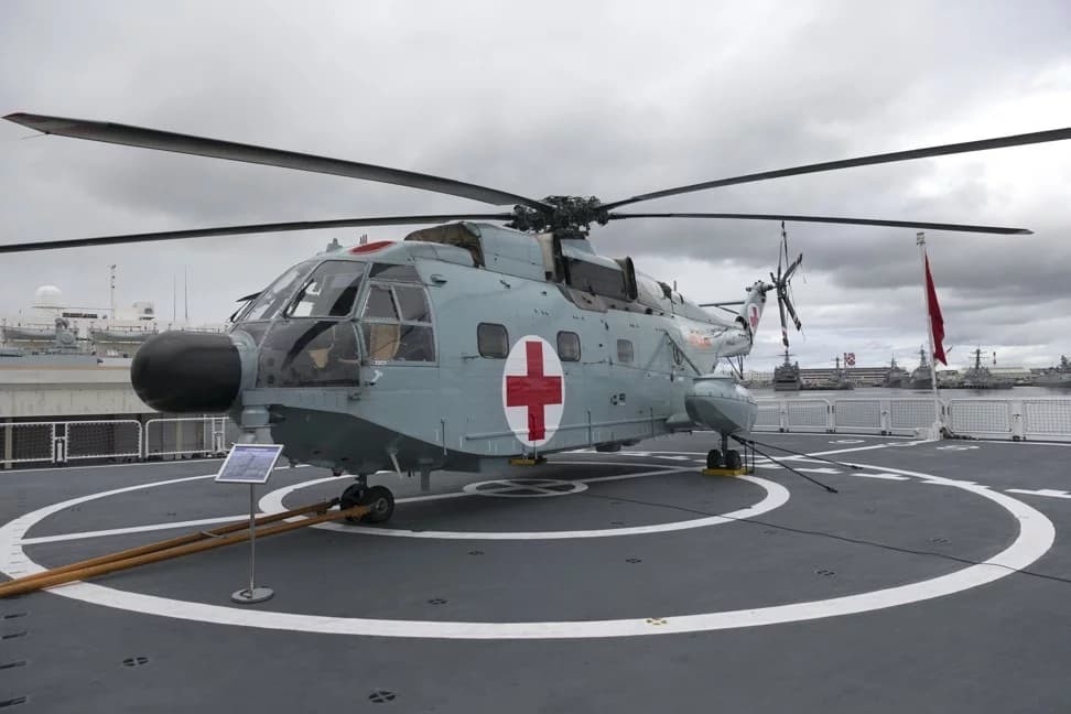  
Một máy bay trực thăng y tế ngồi trên tàu Daishandao. (Ảnh: AP)