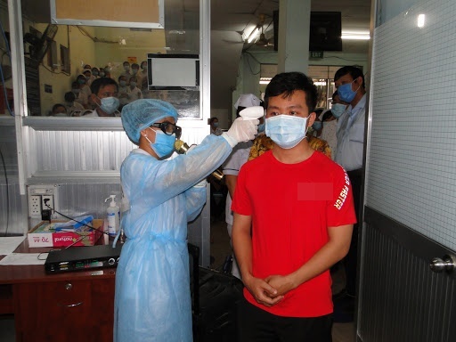  
Người nghi nhiễm bệnh được kiểm tra thân nhiệt (ảnh: Baoapbac)