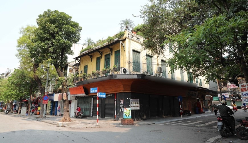  
Nhiều cửa hàng tại Hà Nội tạm đóng cửa để phòng dịch (Ảnh: Vietnamplus)