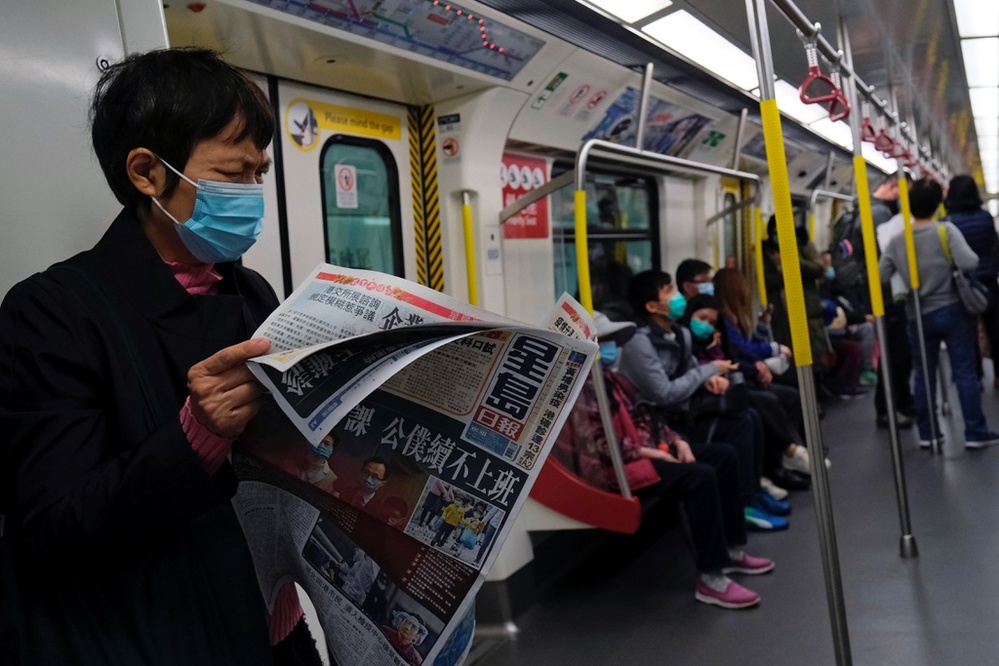  
Khả năng lây nhiễm trên các phương tiện công cộng cũng cao hơn do đây là môi trường máy lạnh kín. (Ảnh minh họa: Weibo).