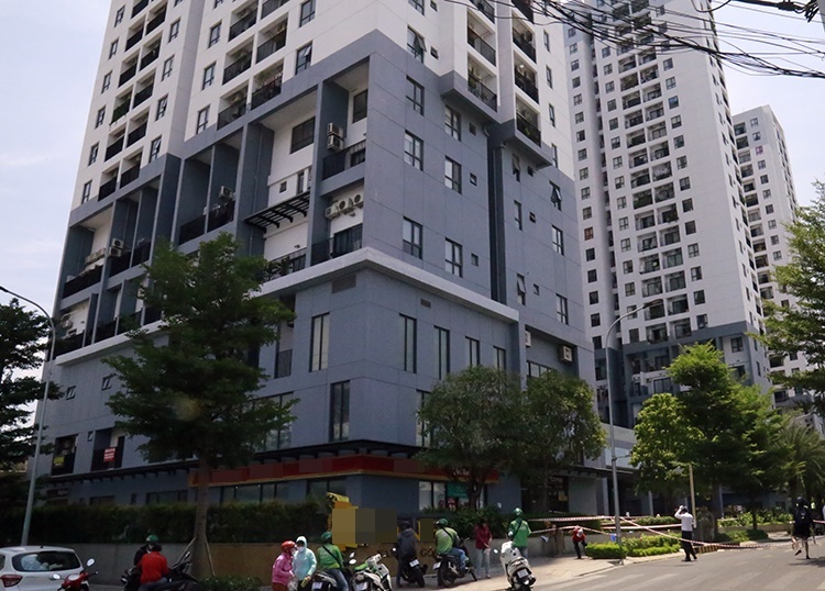 
Khu vực chung cư ở phường Tân Kiểng, Quận 7 bị phong tỏa (Ảnh: Vnexpress)