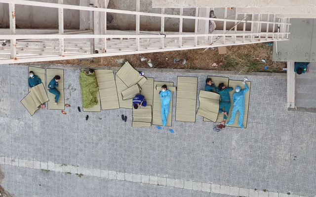  
Xót xa hình ảnh các tình nguyện viên ngủ ngoài trời ở khu cách li. (Ảnh: Thanh Vu)