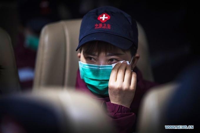  
Min Yuting, một bác sĩ vội vàng lau những giọt nước mắt khi lên xe. (Ảnh: News)