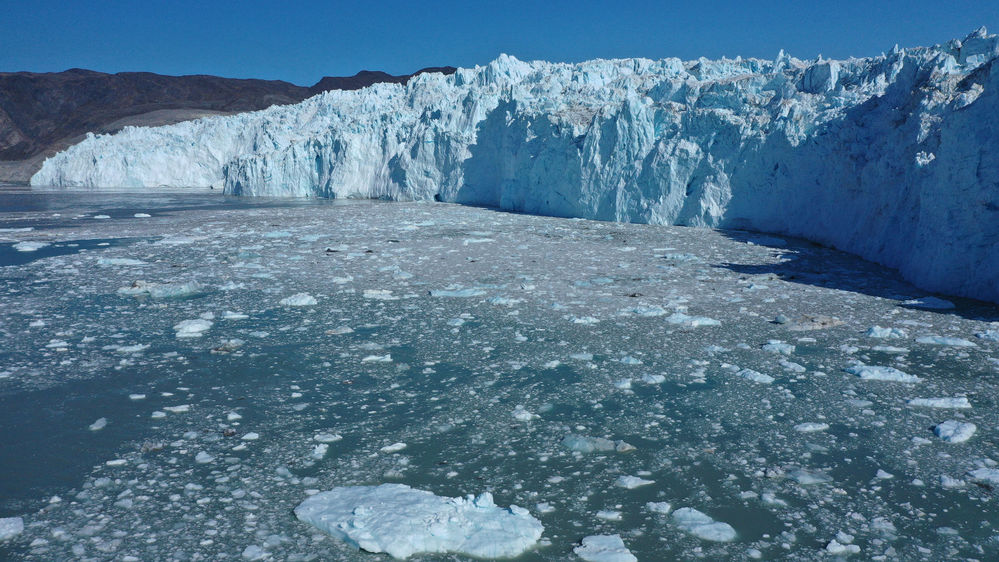  
Khoảng 329 tỷ tấn băng tại Greenland đã tan chảy trong 12 tháng qua, khiến mực nước biển dâng cao chưa từng thấy. (Ảnh: Mirror)