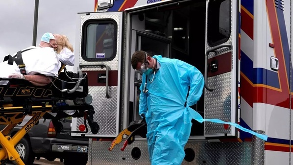  
Nhân viên y tế tại Mỹ đang chuyển bệnh nhân đi cấp cứu. (Ảnh: The Sun)