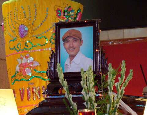  
Di ảnh vào đám tang của nghệ sĩ Hữu Lộc 10 năm trước (Ảnh: VNExpress) - Tin sao Viet - Tin tuc sao Viet - Scandal sao Viet - Tin tuc cua Sao - Tin cua Sao