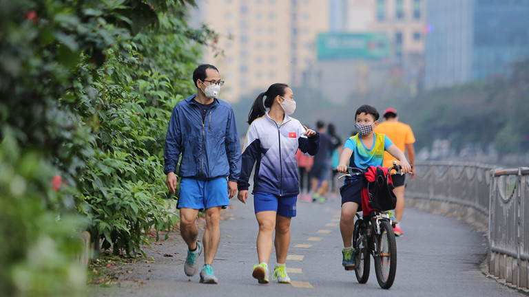  
3 thành viên trong gia đình đi tập thể dục dọc bờ sông Tô Lịch (Ảnh: Thanh Niên)