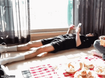  
Hình ảnh trên livestream gần đây cho thấy Taeyong (NCT 127) đang quá gầy với đôi chân khẳng khiu. (Ảnh: Cắt từ clip)