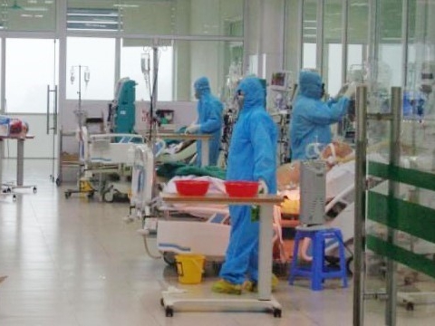  
Bệnh nhân mắc COVID-19 điều trị tại Bệnh viện Bệnh Nhiệt đới Trung ương cơ sở 2 (Đông Anh, Hà Nội). Ảnh: TTXVN​