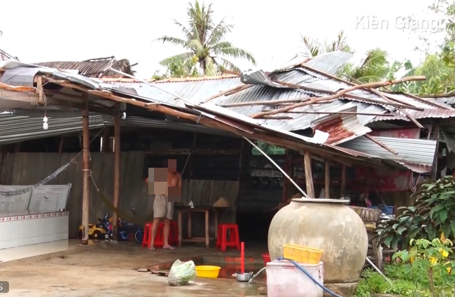  
Căn nhà tại Kiên Giang bị hư hỏng vì mưa kèm lốc xoáy. (Ảnh: VTV)