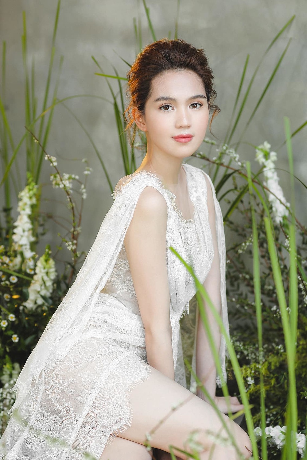  
Ngọc Trinh xinh đẹp, dịu dàng khi diện chiếc váy ren trắng trong bộ ảnh thực hiện cách đây không lâu. (Ảnh: FBNV) - Tin sao Viet - Tin tuc sao Viet - Scandal sao Viet - Tin tuc cua Sao - Tin cua Sao