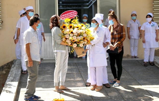  
Bệnh nhân được công bố khỏi bệnh tặng hoa, cảm ơn các bác sĩ (Ảnh: 24h)