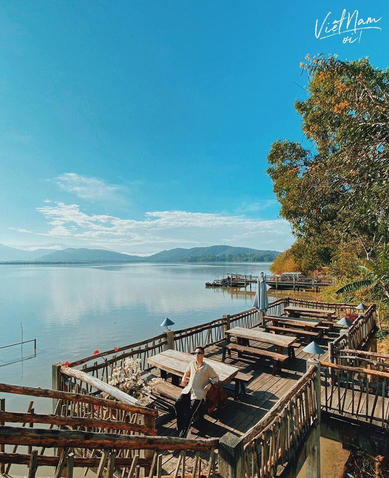  
Bao bọc resort là hồ Lắk thanh bình, tạo không gian tươi mát, thoáng đãng. (Ảnh: Nguyễn Tài)