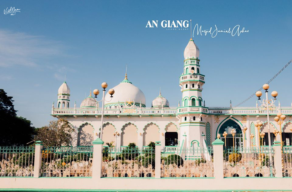  
Thánh đường Masjid Jamiul Azhar có lối kiến trúc độc đáo, tạo nét đặc trưng của văn hóa người Chăm. (Ảnh: Lương Viết Cường)