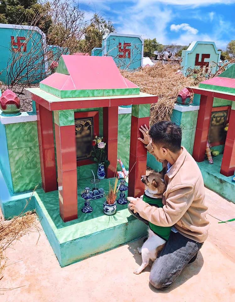 
Thiên Khanh cùng chú chó cưng đi thăm mộ mẹ.