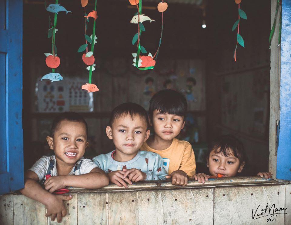 Những em nhỏ đáng yêu tại vùng núi Trà My, Quảng Nam.