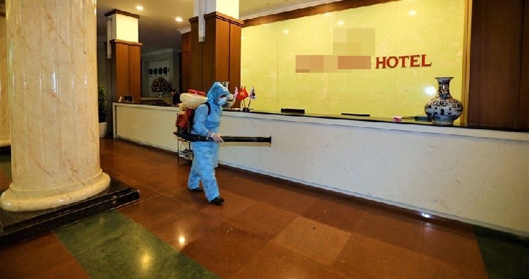  
Khách sạn phun khử khuẩn để đảm bảo an toàn cho khách hàng và nhân viên (Ảnh minh họa: Internet)
