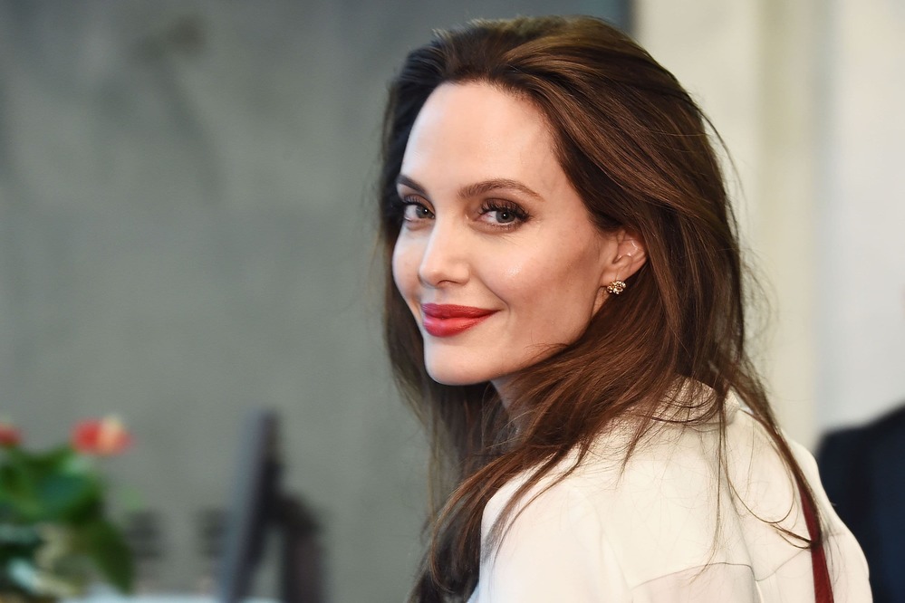  
Nhan sắc xinh đẹp của Angelina Jolie ở tuổi 45​. (Ảnh: Harper)