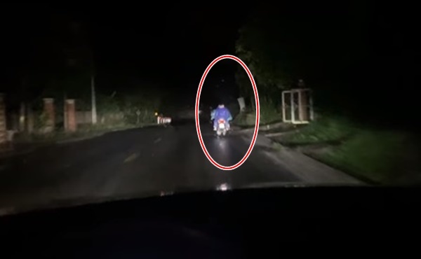  
Trên thực tế thì xe máy vẫn có đèn phía trước nhưng gần như đã yếu và không có tác dụng khi trời quá tối. Ảnh: Chụp màn hình