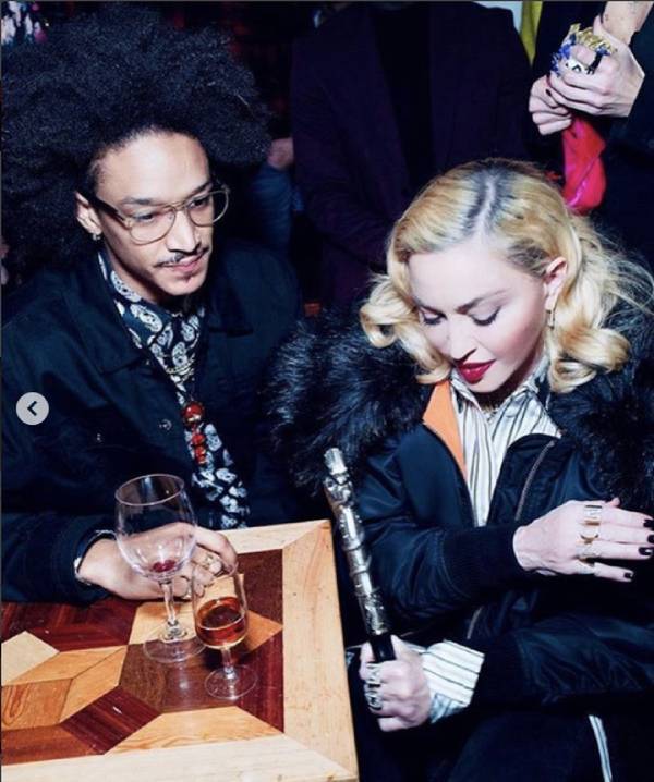  
Madonna bên bạn trai là vũ công 25 tuổi, Ahlamalik Williams. (Ảnh: Twitter)